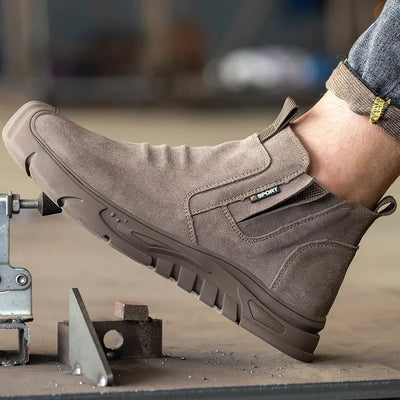 Work shoes with steel toe caps, non-slip soles and durable protection for safety in the workplace.