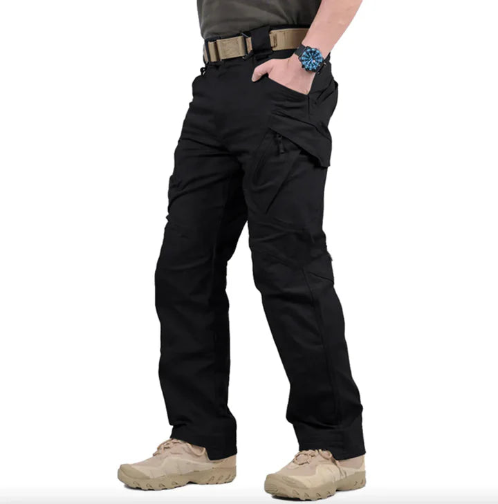 Hard-wearing tactical trousers with water-repellent fabric and several functional pockets for outdoor use.