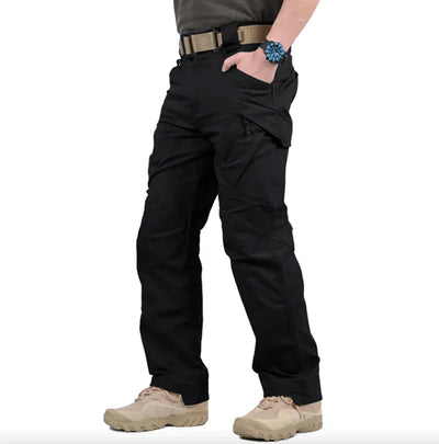 Hard-wearing tactical trousers with water-repellent fabric and several functional pockets for outdoor use.