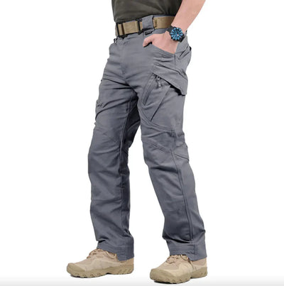 Hard-wearing tactical trousers with water-repellent fabric and several functional pockets for outdoor use.