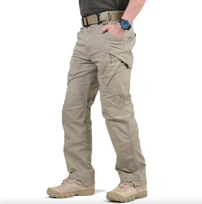 Hard-wearing tactical trousers with water-repellent fabric and several functional pockets for outdoor use.