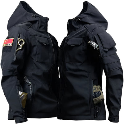 Waterproof tactical winter jacket with insulation, adjustable hood and robust design for outdoor use.