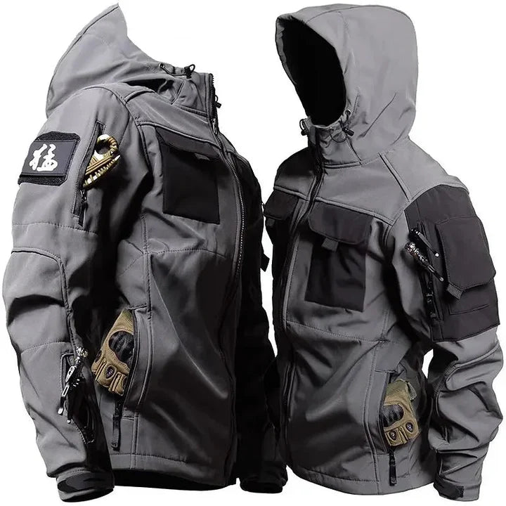 Waterproof tactical winter jacket with insulation, adjustable hood and robust design for outdoor use.