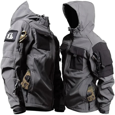 Waterproof tactical winter jacket with insulation, adjustable hood and robust design for outdoor use.
