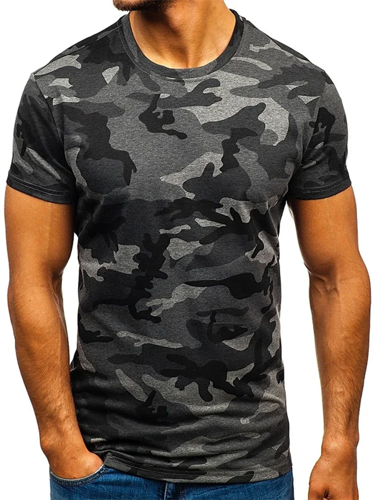 Short-sleeved 3D camouflage T-shirt for men for outdoor and everyday use.